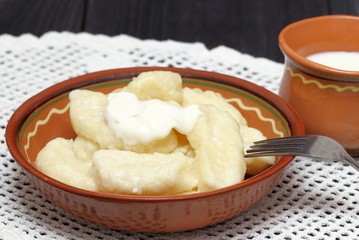 Lazy dumplings of cottage cheese with sour cream