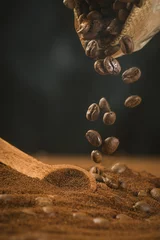 Rolgordijnen Vallende koffiebonen © GieZetStudio