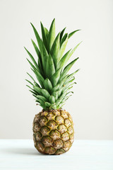 Obraz premium Ripe pineapple on a white wooden table