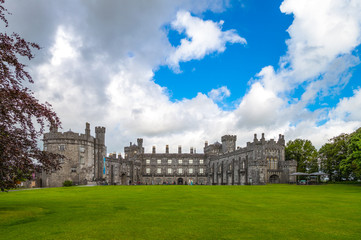 Fototapeta na wymiar Ireland, Kilkenny, the Castle seen from the garden
