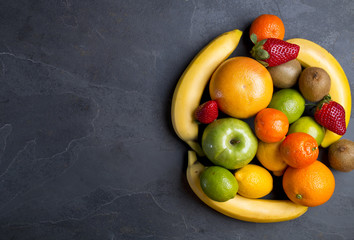 Owoce na kamiennym tle