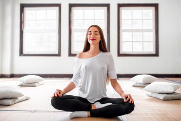 Femme pratiquant le yoga à l& 39 intérieur