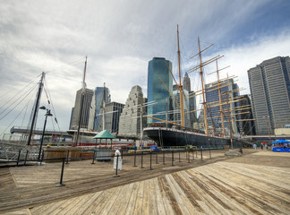 Obraz premium Pier South Street Seaport and Manhattan Skyline in New York City, USA