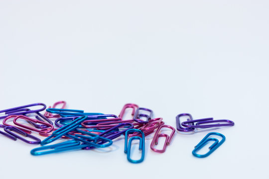 Many clips in different colors, purple, blue and pink