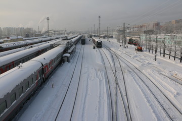 Fototapeta na wymiar Железная дорога и заснеженные рельсы зимним днем