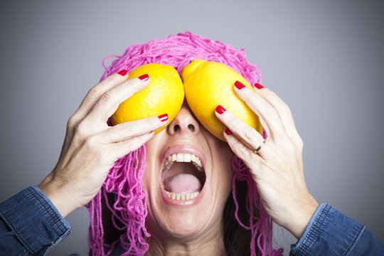 Rostro femenino con limones por ojos
