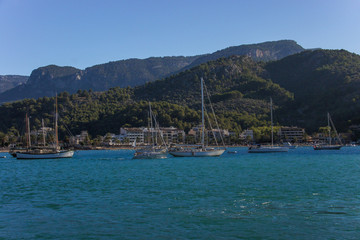 Fototapeta na wymiar Segelboote in der Bucht von Port de Sóller