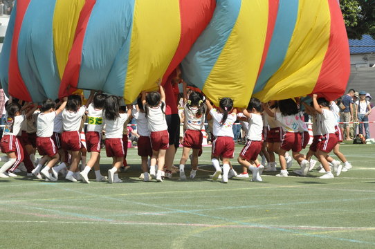 運動会競技　園庭　園児　バルーン　カラフル　パラバルーン