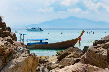 Fototapeta na wymiar Traditional longtail boat docking in front of the beach at Phi P