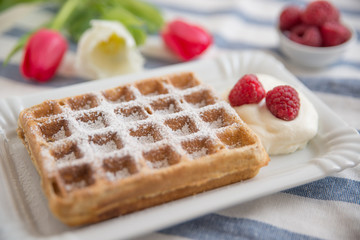 Belgische Waffeln mit frischen Früchten 