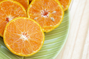 center (Selected focus) of orange half which is at left below si