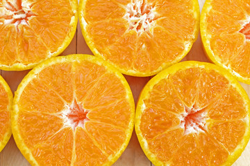 center (Selected focus) of orange half which is at left below si