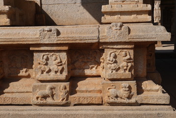 каменные барельефы в индуистских храмах Хампи в Индии