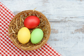 Ostereierkorb  auf Holz
