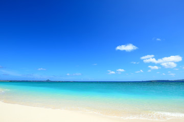 Obraz na płótnie Canvas 沖縄の美しい海と爽やかな空