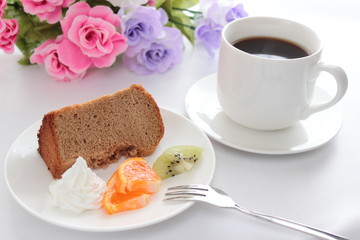 コーヒーとシフォンケーキと花