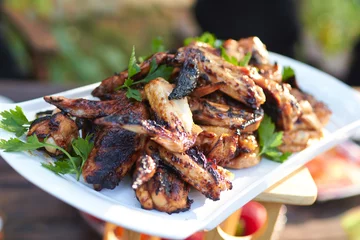 Foto auf Alu-Dibond grilled chicken wings outdoor © photoniko