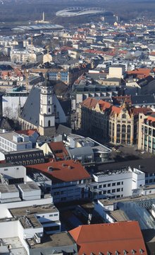 Leipzig, Blick &uuml;ber die D&auml;cher der Innenstadt zur Thomaskirche und weiter bis zum Stadion