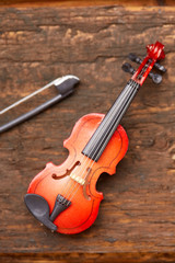 Plakat violin on a wooden background