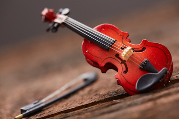 Fototapeta premium violin on a wooden background