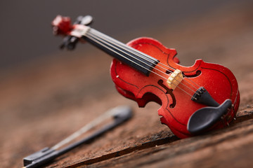 Fototapeta premium violin on a wooden background