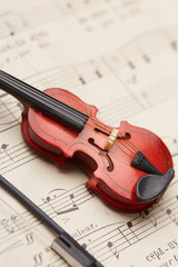 Fototapeta premium violin on of notes background