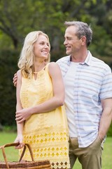 Naklejka premium Happy couple holding picnic basket