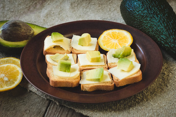 Avocado sandwiches with lemon