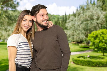 Obraz premium Cheerful young couple standing