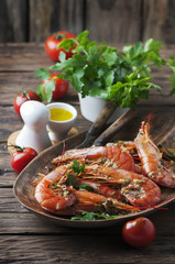 Cooked prawns with oil and parsley