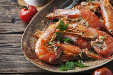 Cooked prawns with oil and parsley