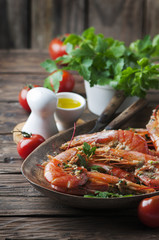 Cooked prawns with oil and parsley