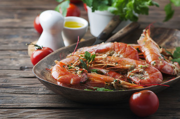 Cooked prawns with oil and parsley