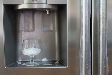 Ice dispenser and glass