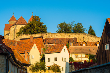 Fachwerkäuser, Schlossberg und Stiftskirche in Quedlinburg / Harz in Sachsen-Anhalt