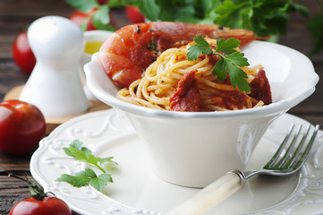 Italian spaghetti with prawns and parsley