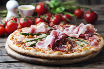 Italian pizza with ham and asparagus