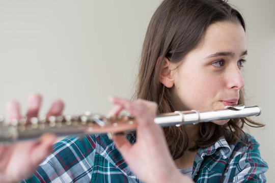 M&auml;dchen spielt Querfl&ouml;te - Portrait