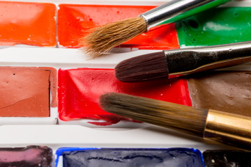 Obraz premium Paint brushes, colors and pallet