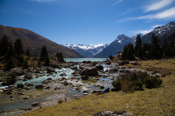 Obraz premium Turquoise Xinluhai lake in Kham region of Tibet, Sichuan, China