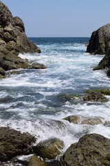庄内浜の荒波（初夏）／山形県庄内浜の荒波風景を撮影した写真です。庄内浜は非常にきれいな白砂が広がる海岸と、奇岩怪石の磯が続く大変素晴らしい景観のリゾート地です。強風の日の海岸で、荒波を撮影した写真です。