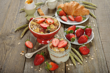 Obraz na płótnie Canvas Natural yogurt with granola and strawberries