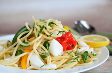 Spaghetti mit Sepia und Jalapenos