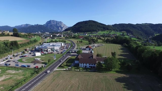 Flug Richtung Gmunden, Traunstein am Traunsee im Hintergrund, Luftaufnahme.