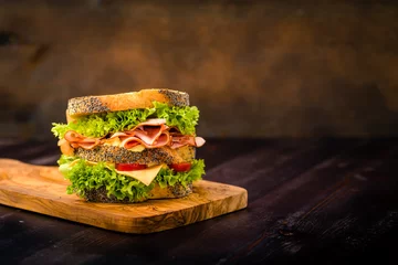 Foto auf Acrylglas Sandwich mit Mohnbrot und Geflügelwurst © Fischer Food Design