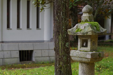 苔生した石灯篭