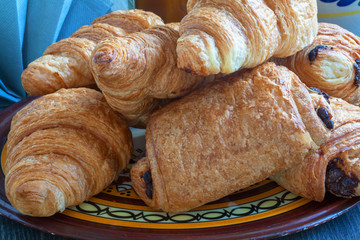 Croissants et pains au chocolat dans une assiette au décor breton