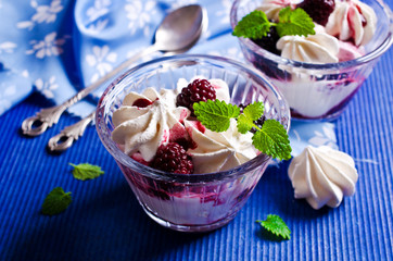 Dessert of meringue and cream