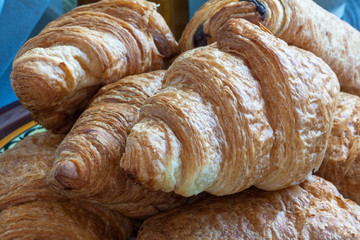 Croissants et pains au chocolat dans une assiette au décor breton