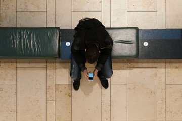 Teenager mit seinem Handy in der Hand